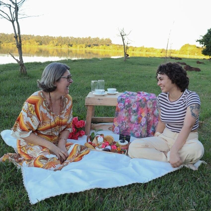 Clei e Bia preparando cestas